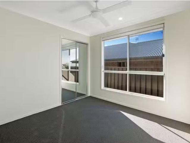 Just in! 1/54 Thorncliffe Avenue, Thornton Townhouse for rent.