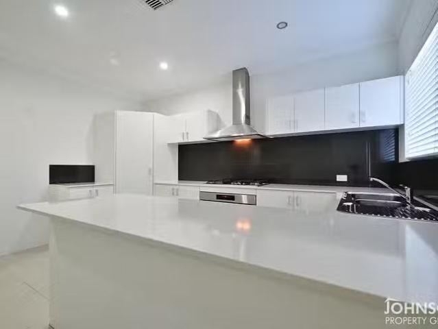 Cozy 15A Boundary Road, St James, WA 6102
