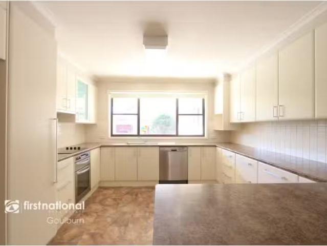 Cozy 16 Mc Dermott Drive, Goulburn House for rent Listed by L.