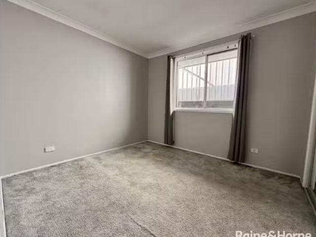 Cheap 1/6 Faulkner Crescent, NORTH LAMBTON Townhouse for rent.