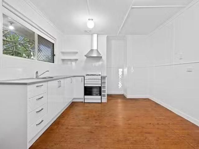 Just in! 16 Hampton Street, Newtown, QLD 4350