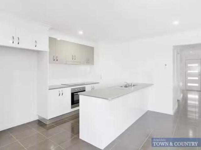 Nice 16 Holmfield Drive, ARMIDALE House for rent Listed by Jo.