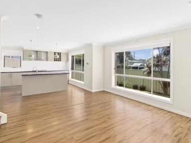 Deal! 1/6 Pinnacle Way, KOONAWARRA House for rent Listed by N.