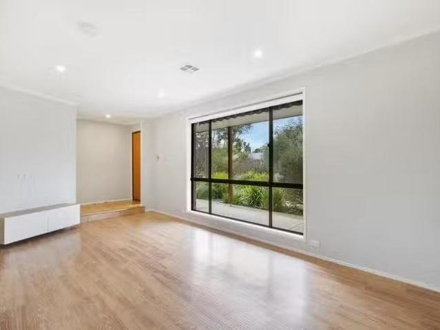 Deal! 16 Whittell Crescent, Florey, ACT 2615