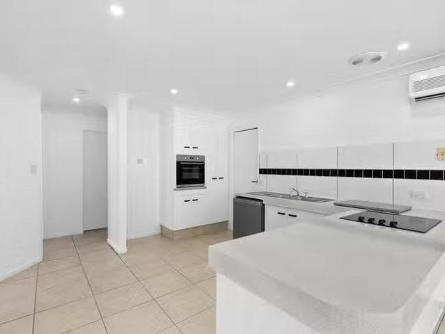 For Rent! 1/7 Napper Road, Arundel, QLD 4214
