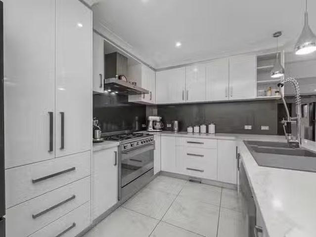 Unique 17 Regent Close, Burnside Heights VIC 3023