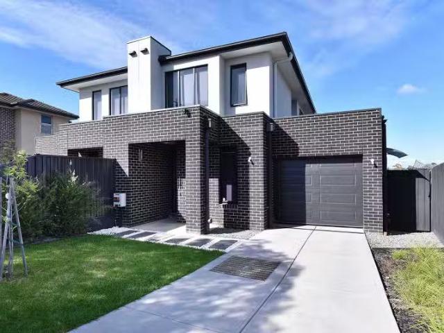 Charming 17 West Ct, Airport West VIC 3042
