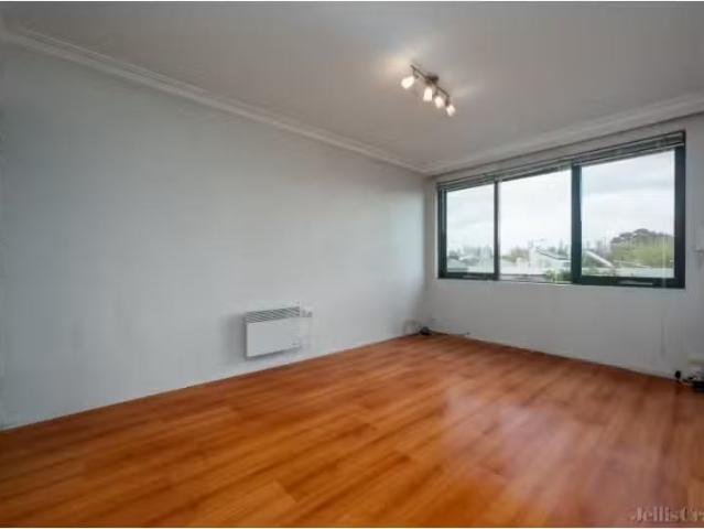 Cozy 18/109 Heidelberg Road, Clifton Hill Apartment for rent.