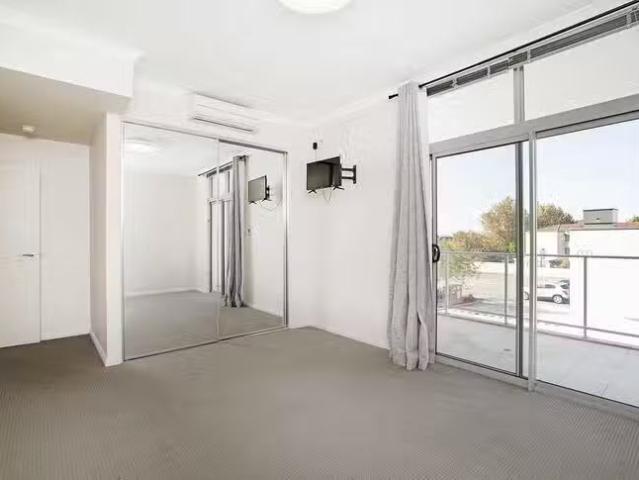 Charming 1/880 Canning Highway, Applecross, WA 6153