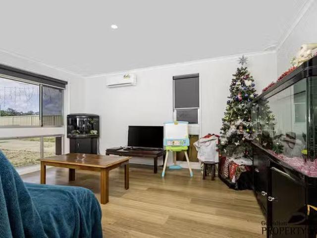 Unique 18 Adelaide Street, Waggrakine, WA 6530