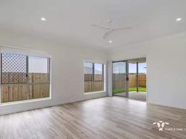 Cozy 18 Barrow Street, Springfield Lakes, QLD 4300