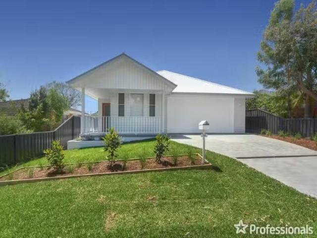 Nice 18 Colyer Avenue, NOWRA House for rent Listed by Leonie.
