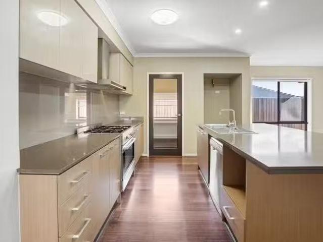 Cozy 18 Hyssop Place, Springfield Lakes, QLD 4300