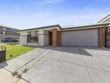 Nice 18 Hastings Way, Nar Nar Goon North, VIC 3812