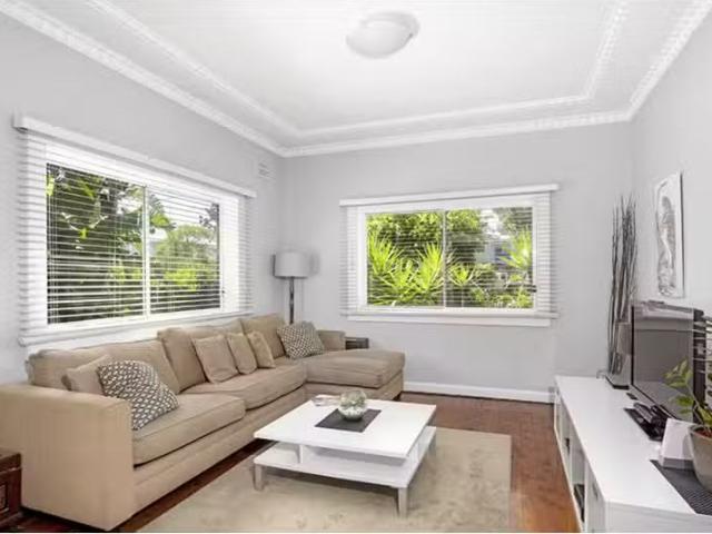 Cheap 18 Lakeside Crescent, North Manly House for rent Listed.