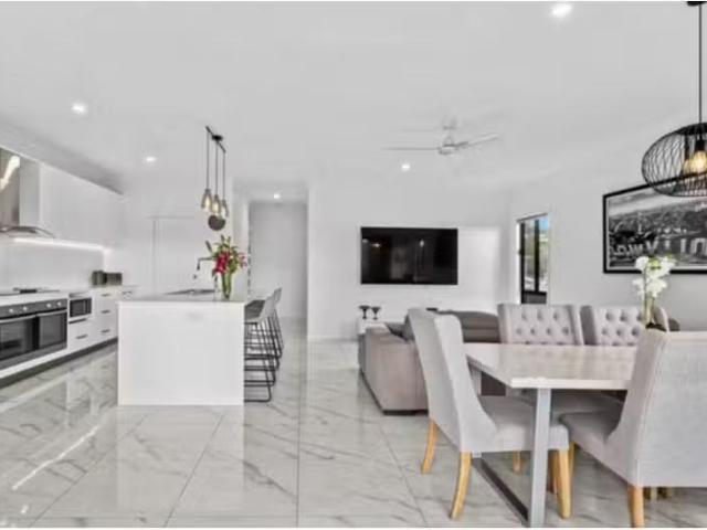 Deal! 18 Woodroffe Street, Terranora House for rent Listed by.