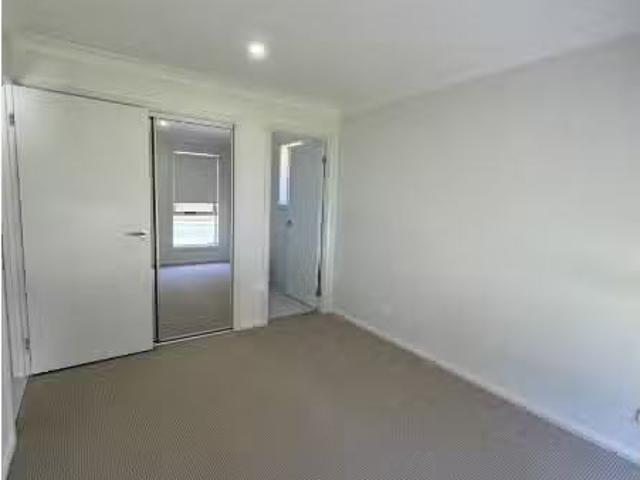 Unique 1/97 Crossing Street, BELLBIRD House for rent Listed b.