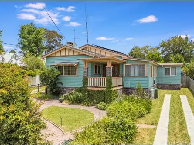 Deal! 196 Marsh Street, Armidale House for rent Listed by Arm.