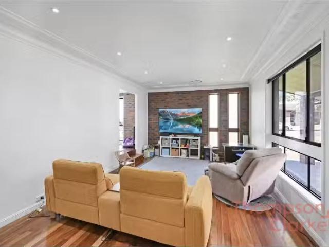 Nice 19 Galway Crescent, Metford House for rent Listed by Jes.