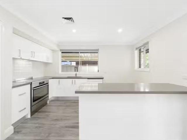 For Rent! 19 Radcliffe Street, Ingleburn House for rent Liste.