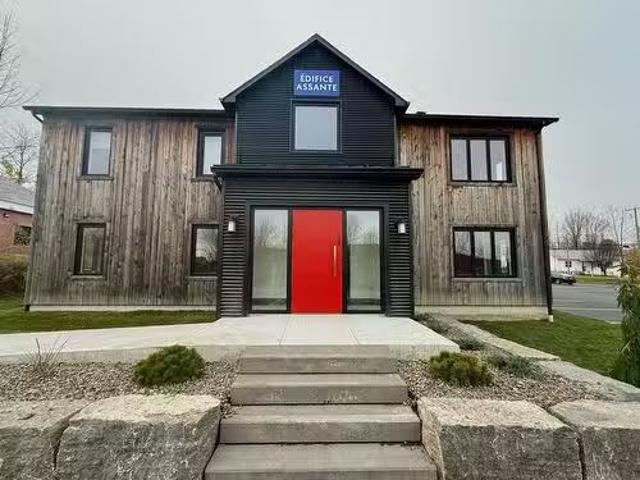 Nice 102 111 Boul. De Bromont, Bromont, QC, J2L 2K7 commerci.