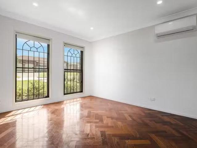 Rental! 10 Mohawk Crescent, Greenfield Park NSW 2176
