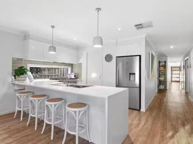Deal! 10 Ash Grove South, Langwarrin, VIC 3910