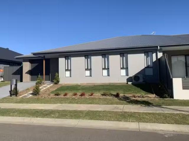 Deal! 10 Bangalay Street, Heddon Greta Townhouse for rent Lis.