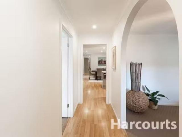 Unique 10 Bonar Court, ENDEAVOUR HILLS, VIC 3802 House for R.
