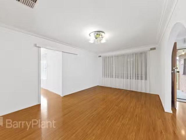 Cheap 10 Elinga Court, Albanvale VIC 3021