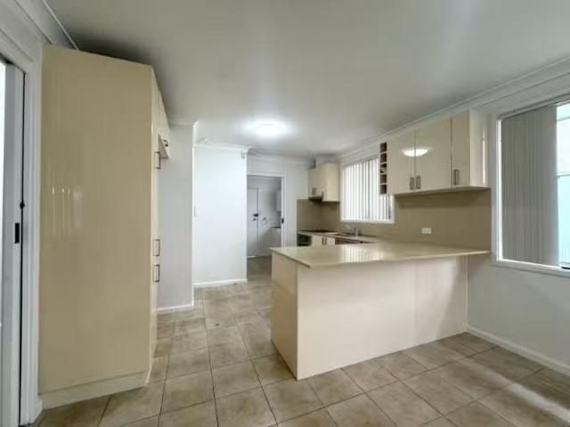 Unique 10 Hanna Avenue, Lurnea House for rent Listed by Zacha.