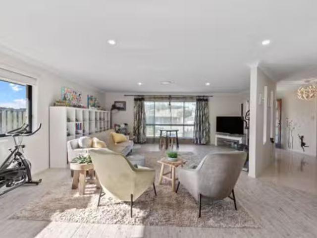 Nice 10 Haughton Street, Pacific Pines, QLD 4211