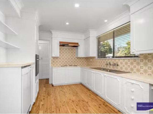 New 10 Sunset Avenue, ARMIDALE House for rent Listed by Jorda.