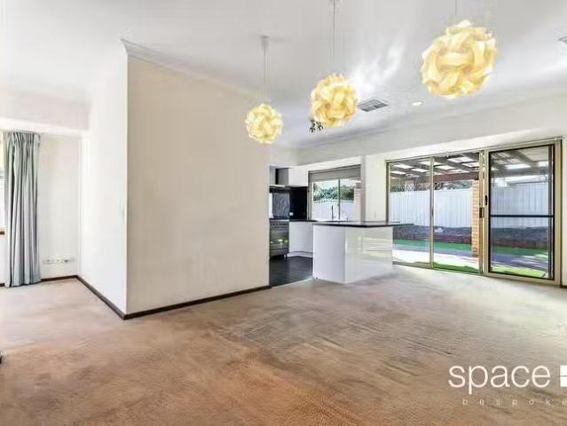 Deal! 10A Lakeside Terrace, Mount Pleasant, WA 6153