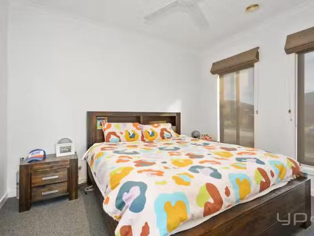 Nice 1/10 Mermaid Crescent, Wyndham Vale, VIC 3024