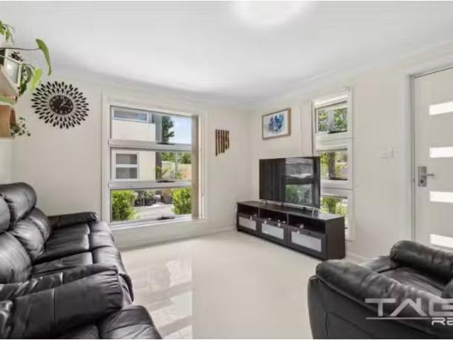 Nice 11/110 Canberra Street, OXLEY PARK Townhouse for rent Li.