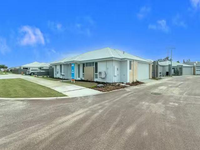 Just in! 1/11 Piara Drive, Piara Waters, WA 6112