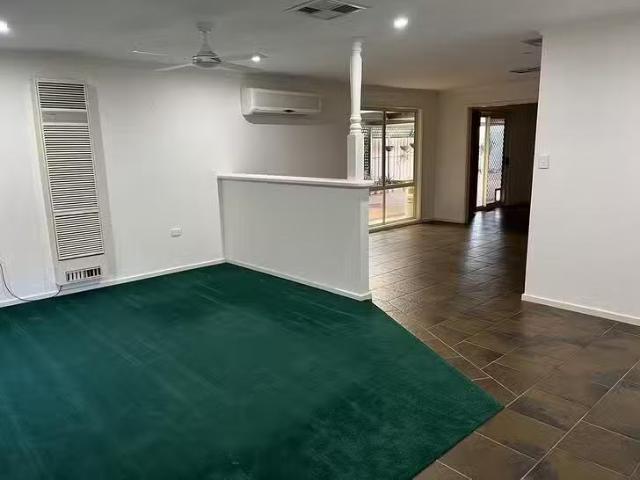Cozy 112 Stuart Road, Roxby Downs, SA 5725