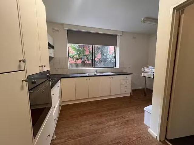 Deal! 1/16 Lindsay Avenue, Elwood, VIC 3184