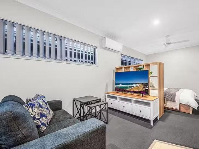 Just in! 1/18 Buderim Street, Manly, QLD 4179