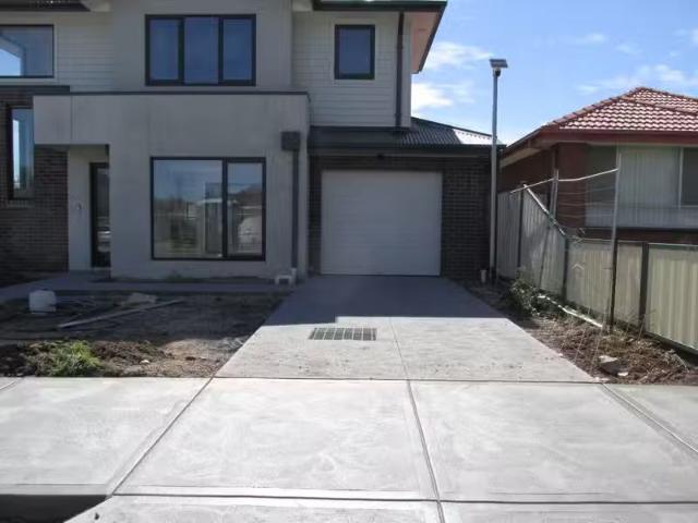 Nice 1/19 Bernbanks Avenue, St Albans VIC 3021