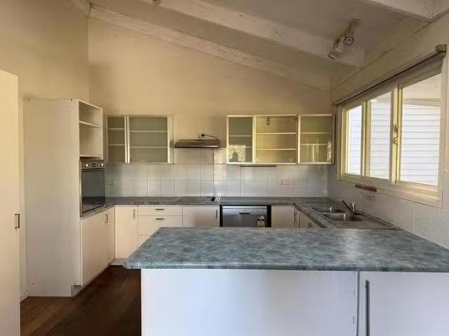 Cozy 11 Dodwell Street, Holland Park West, QLD 4121