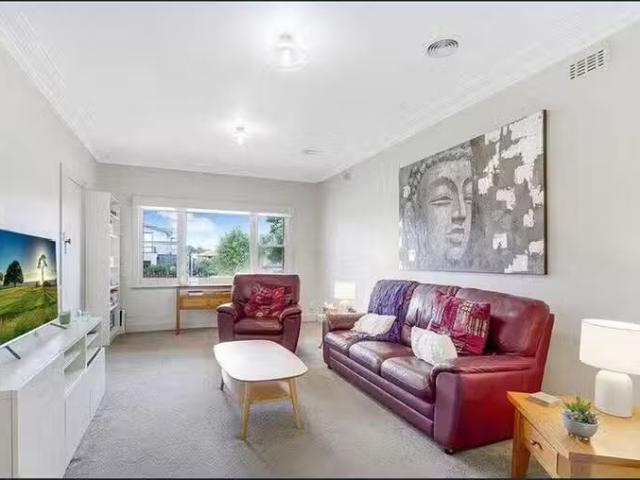 Cheap 11 Hutchison Street, Niddrie, VIC 3042