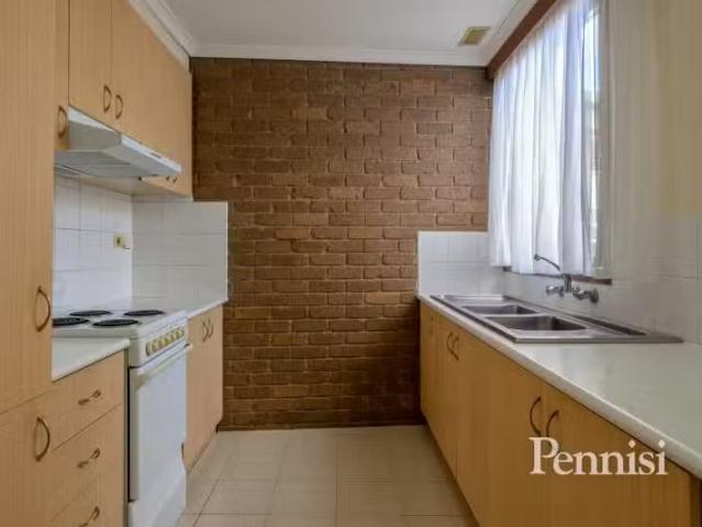 Charming 12/1 Gracedale Court, Strathmore VIC 3041