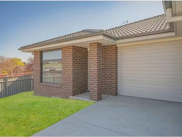 Deal! 1/2 Ailsa Crescent, ARMIDALE Townhouse for rent Listed.