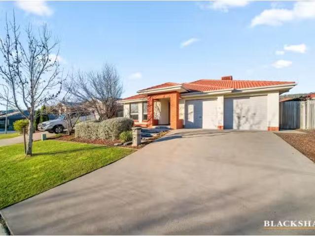For Rent! 12 Donoghoe Crescent, Queanbeyan House for rent Lis.