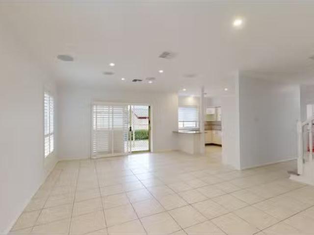 Deal! 12 Habebe Close, Rankin Park House for rent Listed by L.
