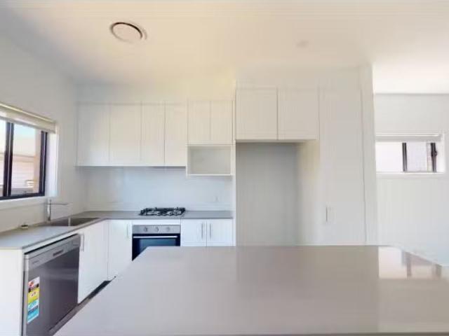 Nice 1/2 Henry Street, Adamstown Townhouse for rent Listed by.