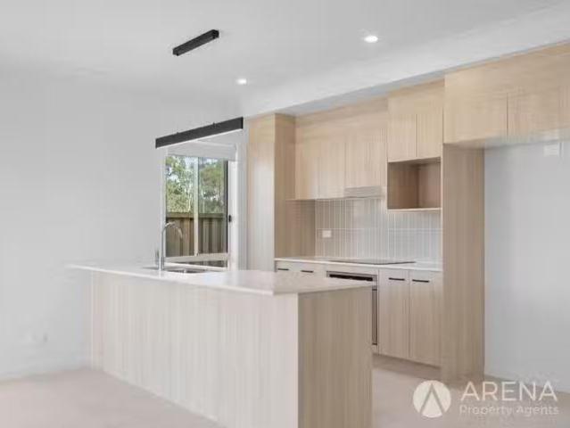 Cozy 1/30 Kestrel Road, Park Ridge, QLD 4125