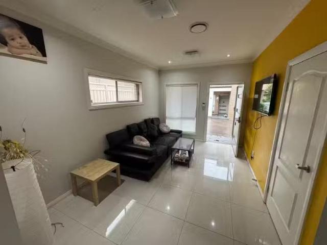 Deal! 13/1 5 Hythe Street Street, Mount Druitt House for rent.